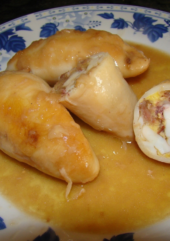 Una foto de Calamares rellenos de jamón y huevo duro