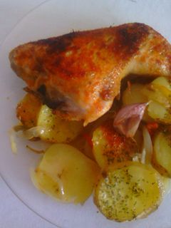 Una foto de Pollo al horno con pimentón y patatas