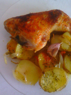 Una foto de Pollo al horno con pimentón y patatas