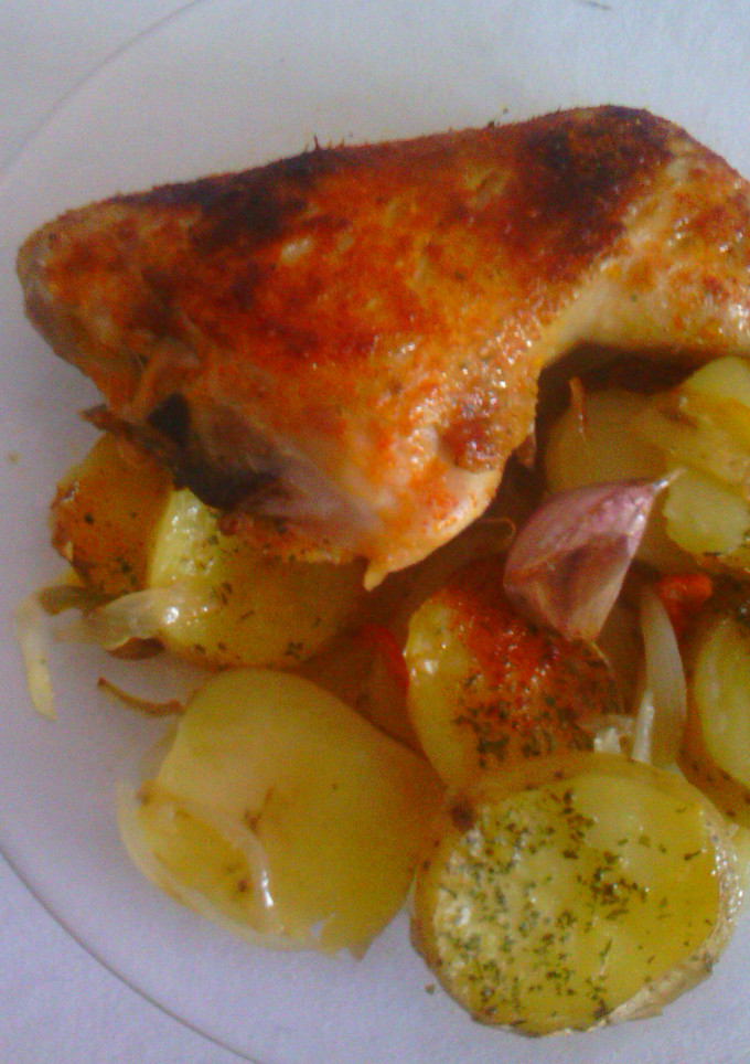Una foto de Pollo al horno con pimentón y patatas