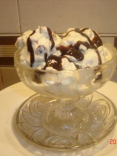 Una foto de Helado tutifruti con salsa de nueces