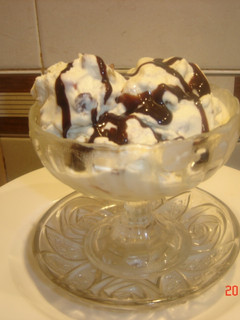 Una foto de Helado tutifruti con salsa de nueces