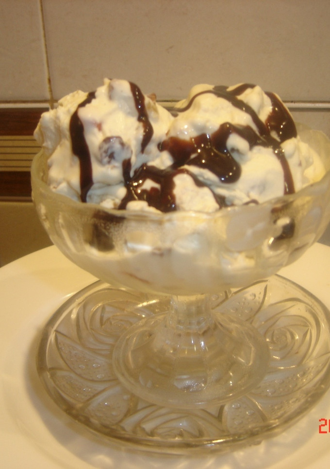 Una foto de Helado tutifruti con salsa de nueces