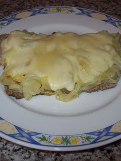 Una foto de Milanesa con cebolla caramelizada y mozzarella