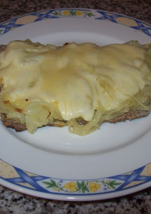 Una foto de Milanesa con cebolla caramelizada y mozzarella