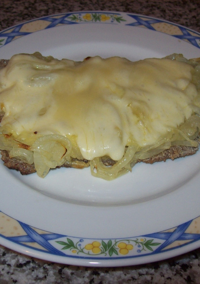 Una foto de Milanesa con cebolla caramelizada y mozzarella