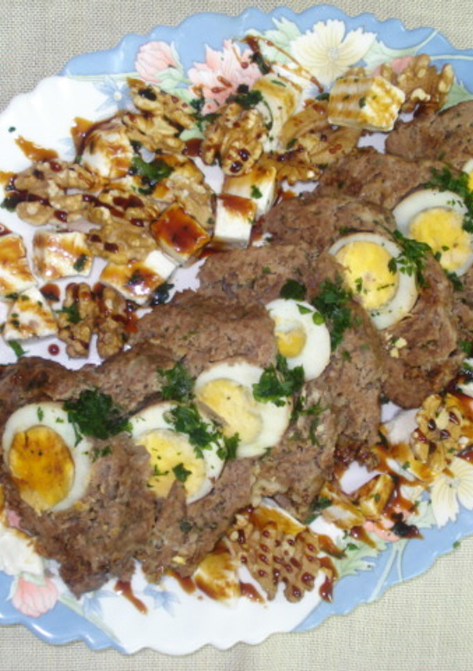 Una foto de Pan de carne con queso de cabra y nueces caramelizadas