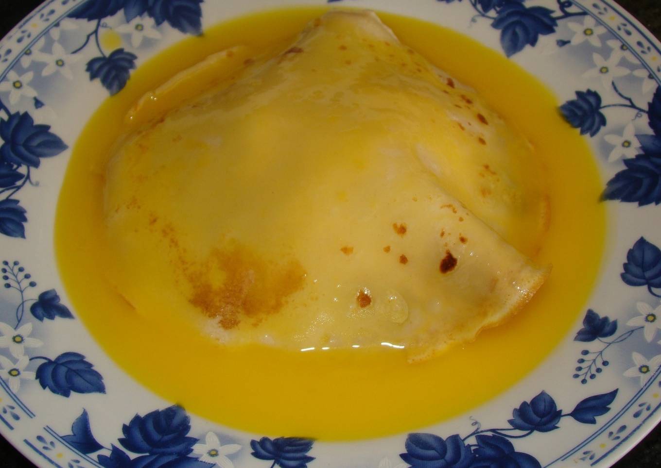 Crepes de naranja y helado de vainilla
