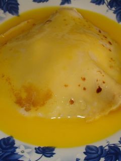 Una foto de Crepes de naranja y helado de vainilla
