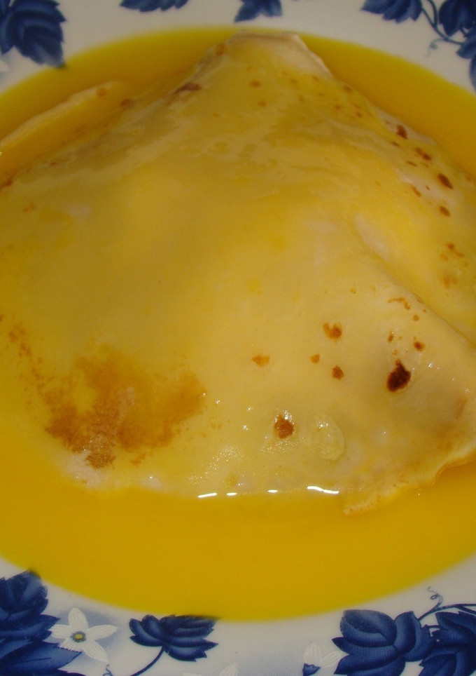 Una foto de Crepes de naranja y helado de vainilla