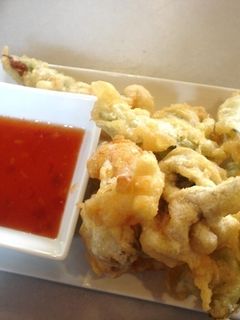 Una foto de Tempura de langostinos y verduras