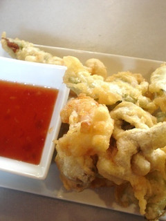 Una foto de Tempura de langostinos y verduras