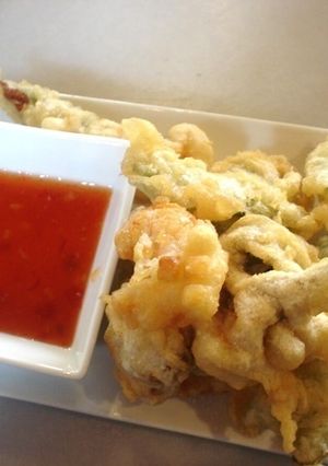 Una foto de Tempura de langostinos y verduras