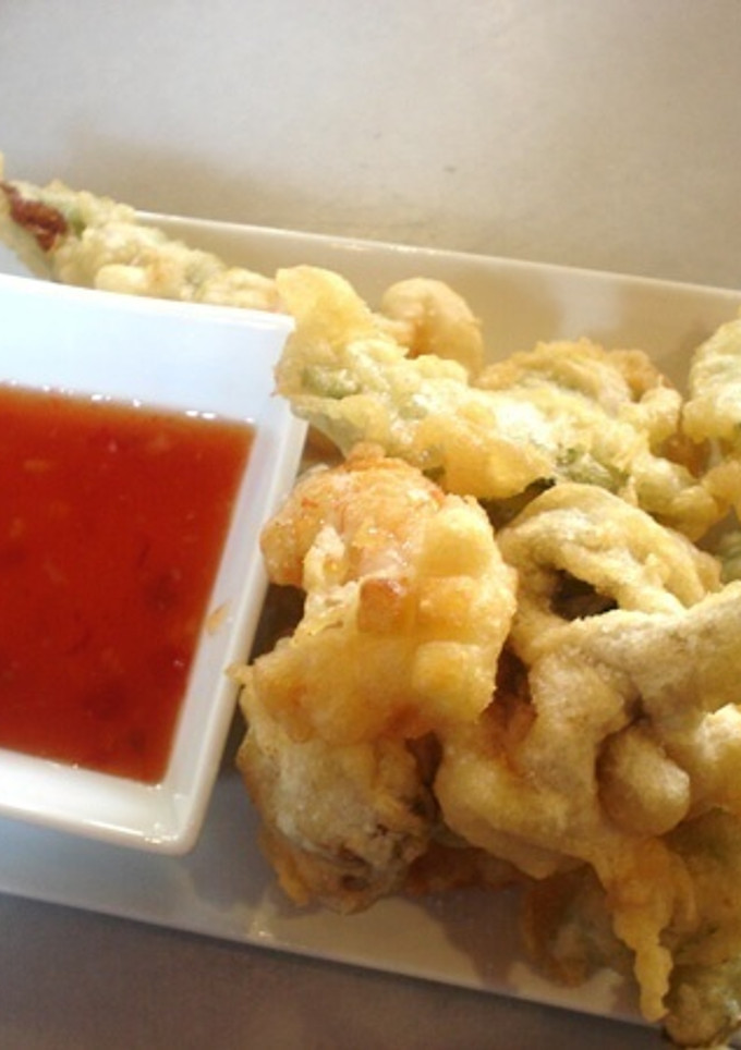 Una foto de Tempura de langostinos y verduras