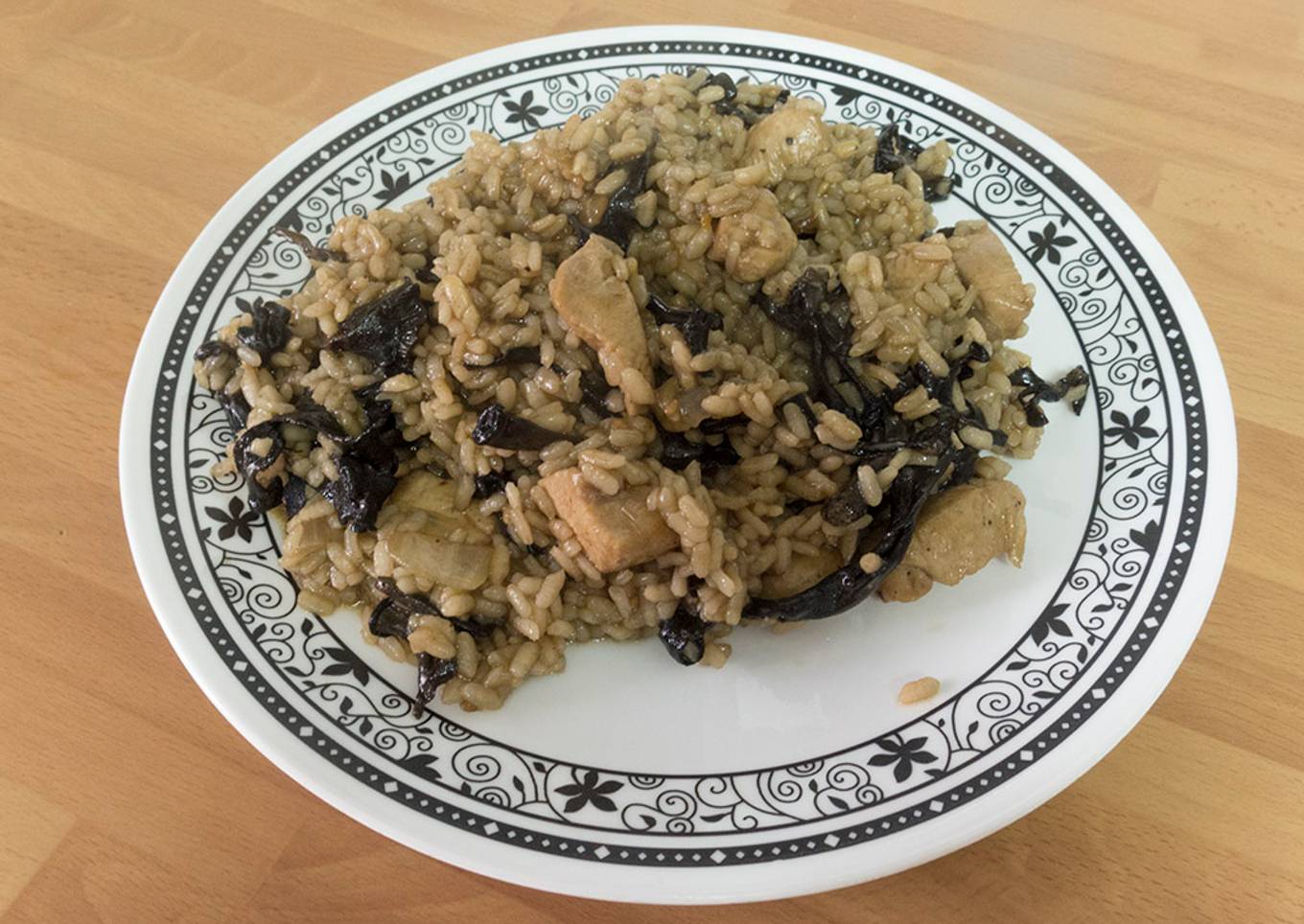 Arroz con pollo y setas "trompeta negra"