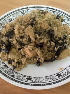 Una foto de Arroz con pollo y setas "trompeta negra"