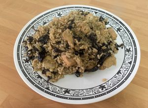 Una foto de Arroz con pollo y setas "trompeta negra"