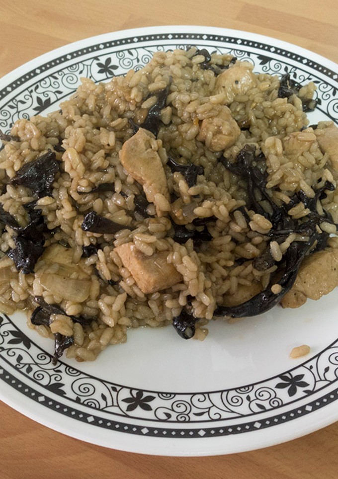 Una foto de Arroz con pollo y setas "trompeta negra"