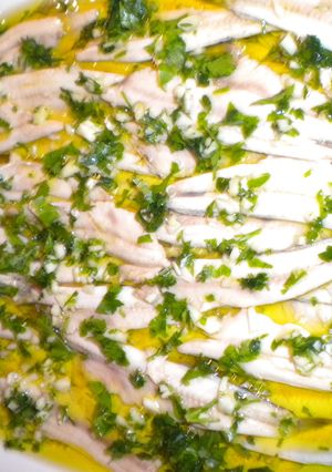 Una foto de Boquerones en vinagre con ajo y perejil