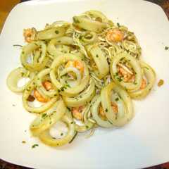 Una foto de Calamares a la plancha con gulas y gambas