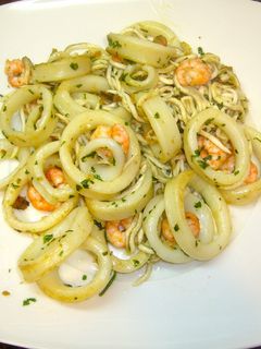 Una foto de Calamares a la plancha con gulas y gambas