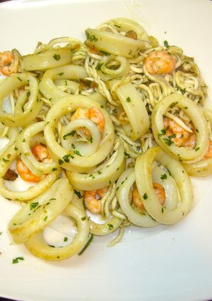 Una foto de Calamares a la plancha con gulas y gambas