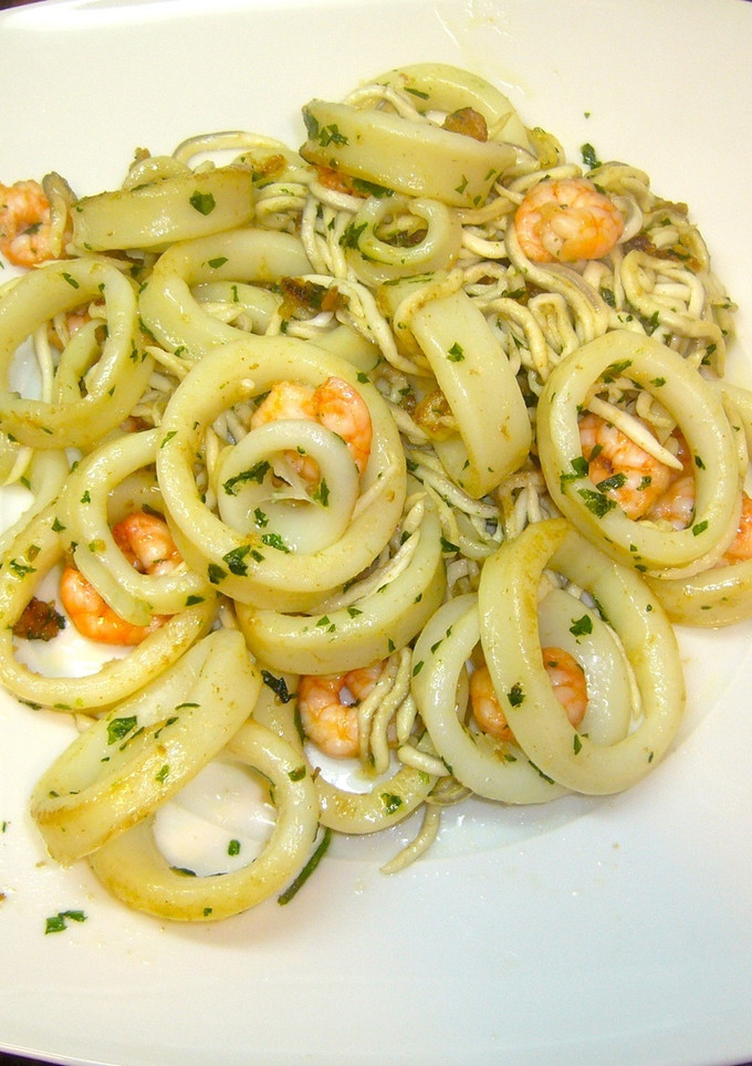 Una foto de Calamares a la plancha con gulas y gambas