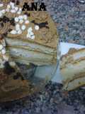 Torta rellena y decorada con crema moka