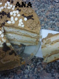 Una foto de Torta rellena y decorada con crema moka