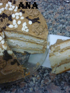 Una foto de Torta rellena y decorada con crema moka