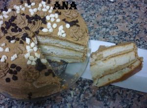Una foto de Torta rellena y decorada con crema moka