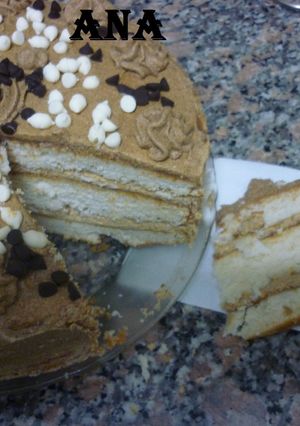 Una foto de Torta rellena y decorada con crema moka
