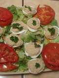 Ensaladita fresca con huevos rellenos