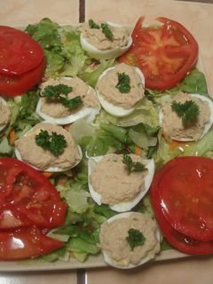 Una foto de Ensaladita fresca con huevos rellenos