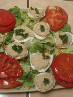 Una foto de Ensaladita fresca con huevos rellenos