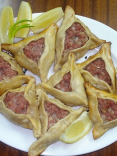 Una foto de Sfijas, empanadas árabes