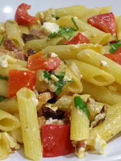 Foto principal de Macarrones sin gluten con cilantro y feta