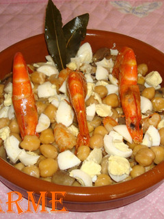 Una foto de Garbanzos con langostinos y champiñones