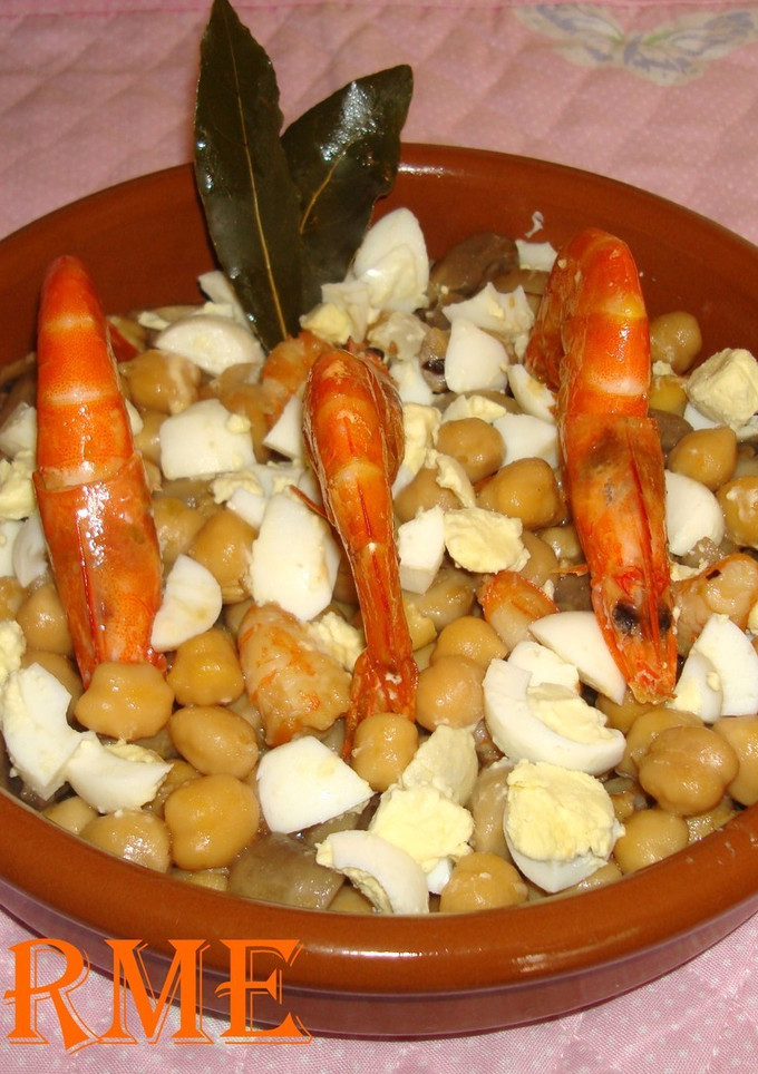 Una foto de Garbanzos con langostinos y champiñones
