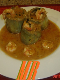 Una foto de Alcachofas rellenas de gambas con salsa de coco