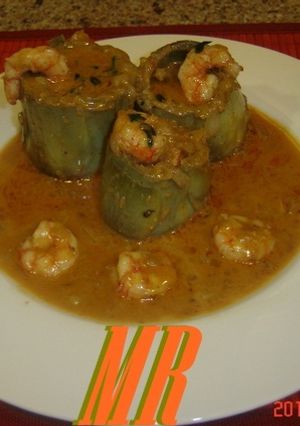 Una foto de Alcachofas rellenas de gambas con salsa de coco