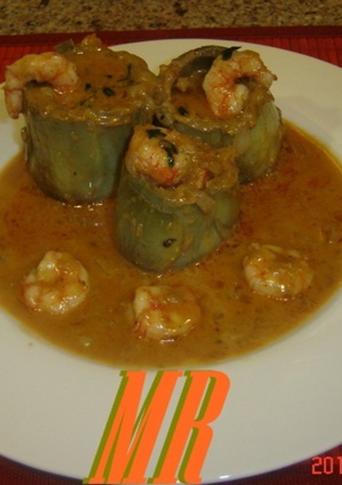 Una foto de Alcachofas rellenas de gambas con salsa de coco