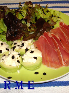 Foto principal de Ensalada de queso de cabra aguacate y jamón