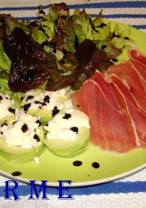 Una foto de Ensalada de queso de cabra aguacate y jamón