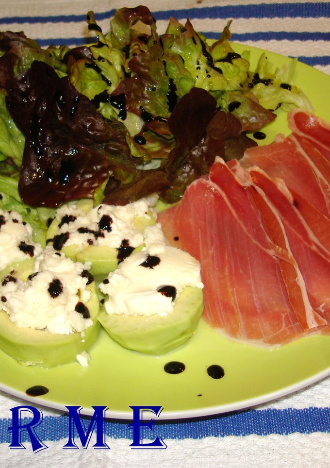 Una foto de Ensalada de queso de cabra aguacate y jamón