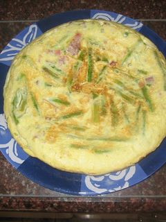 Una foto de Tortilla de esparragos trigueros con jamón