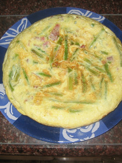 Una foto de Tortilla de esparragos trigueros con jamón