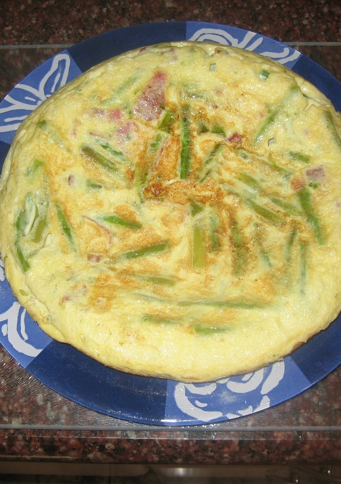 Una foto de Tortilla de esparragos trigueros con jamón