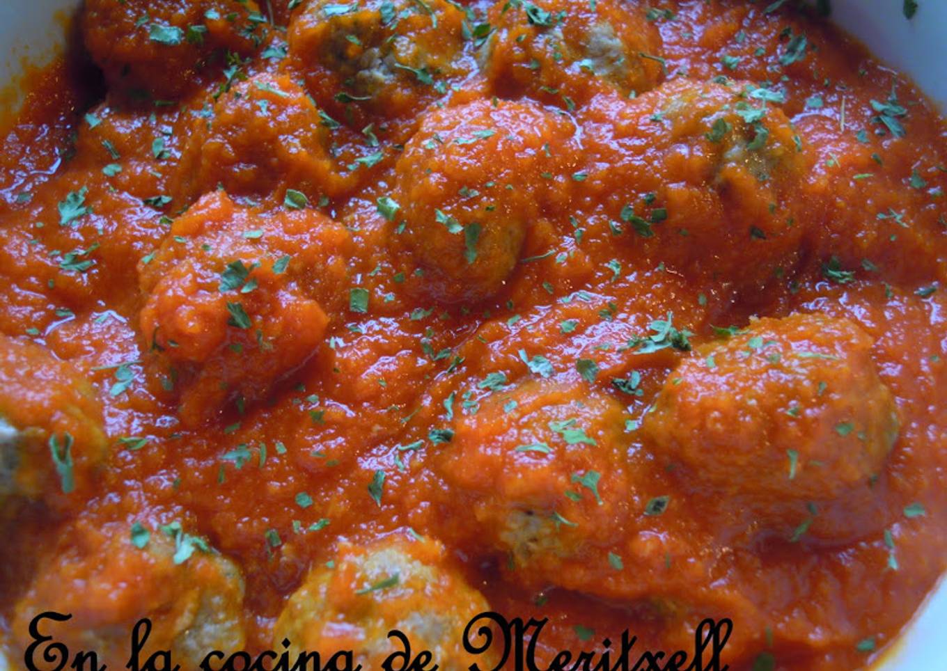 Albóndigas con salsa de tomate, preparadas en el horno microondas