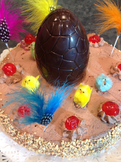 Una foto de Mona de Pascua de trufa y huevo de chocolate